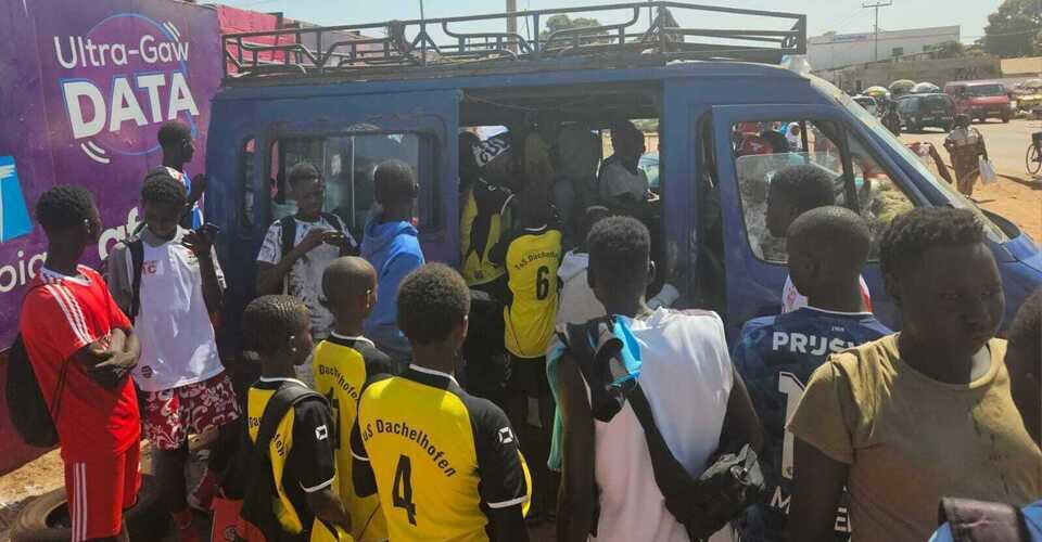 Kinder und Jugendliche am Bus des Fußballprojekts in Gambia